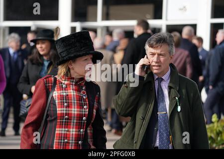 Rennfahrer kommen am vierten Tag des Cheltenham Festivals auf der Cheltenham Racecourse an. Foto: Freitag, 17. März 2023. Stockfoto