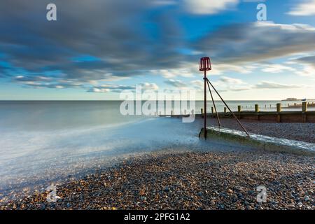 März Nachmittag am Worthing Beach in West Sussex, England. Stockfoto