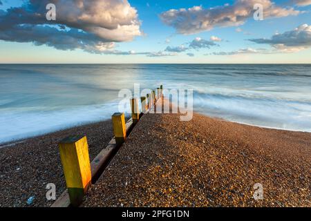 März Nachmittag am Strand in Worthing, West Sussex, England. Stockfoto