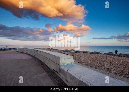 Sonnenuntergang am Worthing Beach, West Sussex, England. Stockfoto