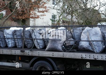 Kohlewagen, die Lieferungen machen Stockfoto