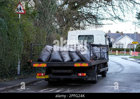 Kohlewagen, die Lieferungen machen Stockfoto