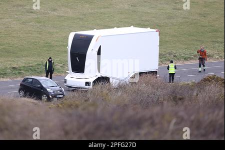 Ein autonomer schwedischer Einride-Elektrowagen der 2. Generation wird erstmals auf den Straßen Großbritanniens auf Herz und Nieren geprüft. Das futuristische Fahrzeug wurde von einem Filmteam mit einer Drohne gefilmt, als es ferngesteuert entlang der Beachy Head Road bei Eastbourne, Großbritannien, fuhr. Stockfoto