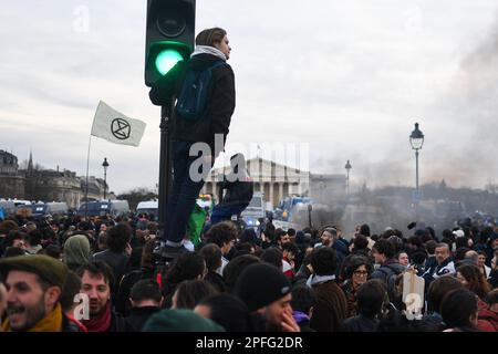 Paris, Frankreich. 16. März 2023. Nach dem Appell von 49,3 an die Nationalversammlung fand am 16. März 2023 auf dem Place de la Concorde in Paris, Frankreich, eine Überraschungsdemonstration statt. (Foto: Lionel Urman/Sipa USA) Guthaben: SIPA USA/Alamy Live News Stockfoto