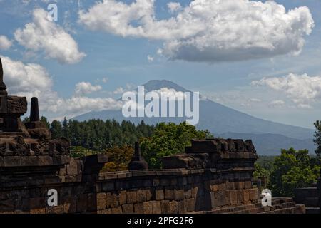 Der Blick auf den ruhenden Vulkan Mount Merapi vom Borobudur-Tempel, in der Nähe von Yogyakarta, im Zentrum von Java, Indonesien Stockfoto