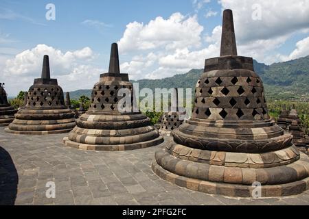 Stupas auf dem Borobudur-Tempel, in der Nähe von Yogyakarta, im Zentrum von Java, Indonesien Stockfoto