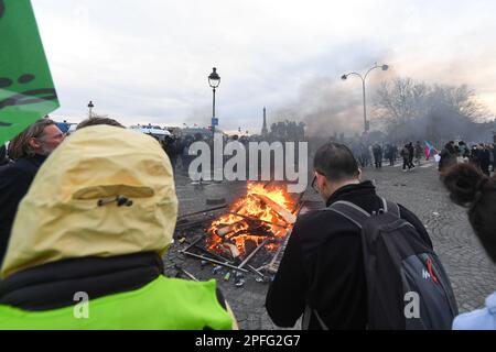 Paris, Frankreich. 16. März 2023. Nach dem Appell von 49,3 an die Nationalversammlung fand am 16. März 2023 auf dem Place de la Concorde in Paris, Frankreich, eine Überraschungsdemonstration statt. (Foto: Lionel Urman/Sipa USA) Guthaben: SIPA USA/Alamy Live News Stockfoto