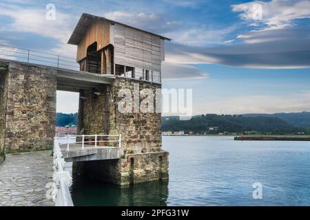 Blick auf die Bucht von San Esteban de Pravia in Asturien mit einem alten Kohleladehafen im Vordergrund. Stockfoto