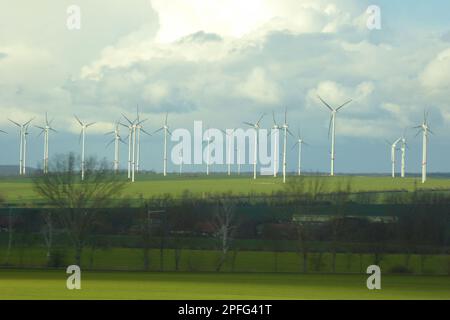 Windkraftrad / Wintkraftraeder / Wintkraftanlage / Windturbine Stockfoto