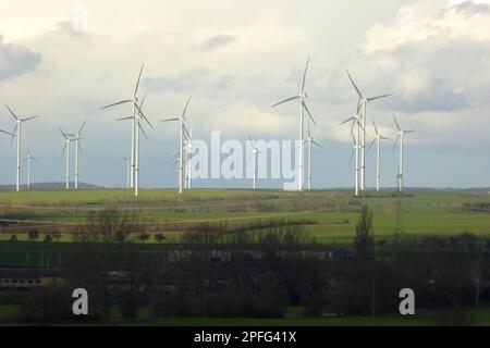 Windkraftrad / Wintkraftraeder / Wintkraftanlage / Windturbine Stockfoto