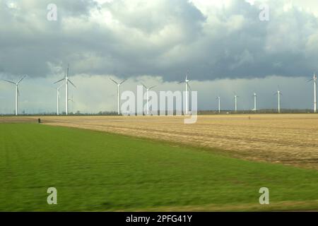 Windkraftrad / Wintkraftraeder / Wintkraftanlage / Windturbine Stockfoto