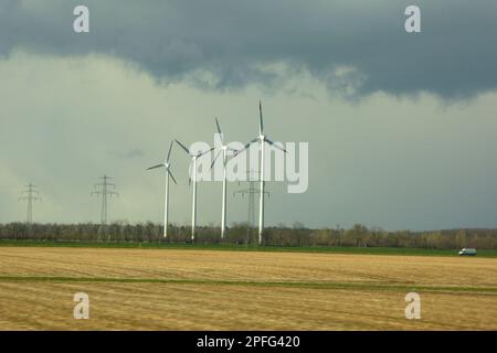 Windkraftrad / Wintkraftraeder / Wintkraftanlage / Windturbine Stockfoto