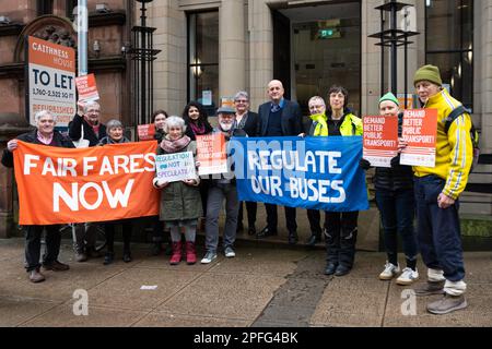 Glasgow, Schottland, Großbritannien - 17. März 2022: Get Glasgow Moving „Fair Fares Now“ Passenger Rally Protestteilnehmer treffen sich mit Ratsmitgliedern außerhalb der Büros von Strathclyde Partnership for Transport (SPT). Glasgow ist teurer als viele andere Städte, und „Get Glasgow Moving“ fordert die SPT auf, die neuen Befugnisse des Verkehrsgesetzes von 2019 zu ergreifen, um die privaten Busunternehmen zu regulieren, die Tarife zu begrenzen und ein vollständig integriertes öffentliches Verkehrssystem in ganz Glasgow bereitzustellen. Abbildung: Demonstranten neben den Ratsmitgliedern Alan Moir (schottische Labour- und stellvertretende Vorsitzende der SPT), Maureen Devlin (schottische Labour) und Roza Salih (SNP) Michael M. Stockfoto