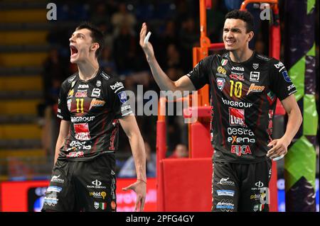 Eurosuole Forum, Civitanova Marche, Italien, 15. März 2023, Aleksandar Nikolov #11 (Cucine Lube Civitanova) und Barthelemy Chinenyeze #10 (Cucine Lube Stockfoto