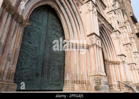 Kunstvoll verzierte Eingangstüren aus Bronzeplatte des Königlichen Klosters der Heiligen Maria von Guadalupe. Guadalupe, Provinz Cáceres, Extremadura, Spanien Stockfoto