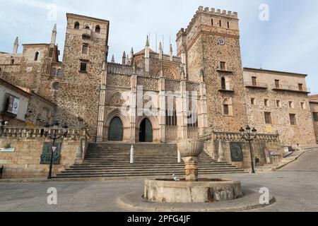 Fassade des Königlichen Klosters Santa Maria de Guadalupe vom Hauptplatz in Guadalupe, Provinz Cáceres, Spanien. Stockfoto