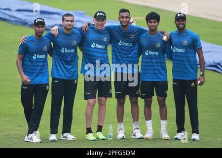 Von links Mustafizur Rahman, Taskin Ahmed, Schnellbowler Allan Donald, Shariful Islam Hasan Mahmud und Ebadot Hossain während Bangladesh National Stockfoto