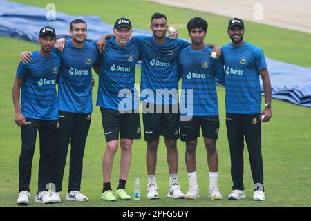 Von links Mustafizur Rahman, Taskin Ahmed, Schnellbowler Allan Donald, Shariful Islam Hasan Mahmud und Ebadot Hossain während Bangladesh National Stockfoto