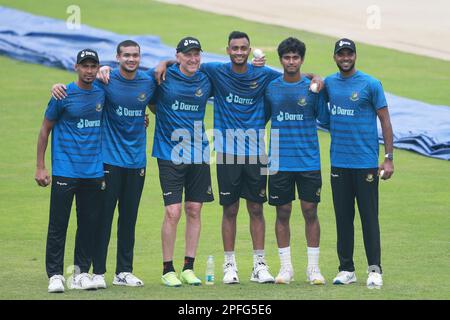 Von links Mustafizur Rahman, Taskin Ahmed, Schnellbowler Allan Donald, Shariful Islam Hasan Mahmud und Ebadot Hossain während Bangladesh National Stockfoto