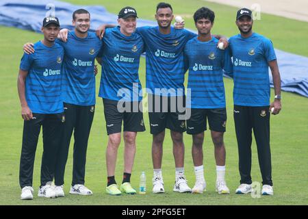 Von links Mustafizur Rahman, Taskin Ahmed, Schnellbowler Allan Donald, Shariful Islam Hasan Mahmud und Ebadot Hossain während Bangladesh National Stockfoto