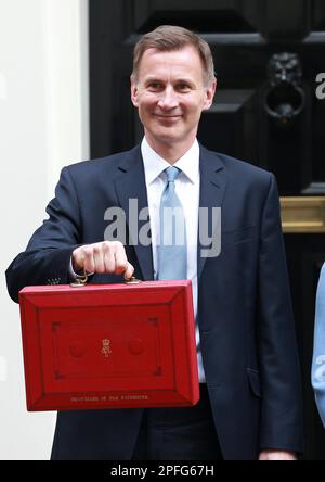 Jeremy Hunt verlässt die Downing Street mit der roten Budgetbox, um dem parlament in London seinen Frühjahrshaushalt vorzustellen. Kanzler Jeremy Hunt Präsentiert Sein Erstes Frühjahrshaushalt. Stockfoto