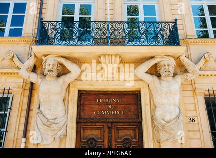 Atemberaubender Blick auf das Tribunal de Commerce in Aix-en-Provence, Frankreich. Bewundern Sie die detaillierte Architektur und die Darstellung der Handwerkskunst von Th Stockfoto