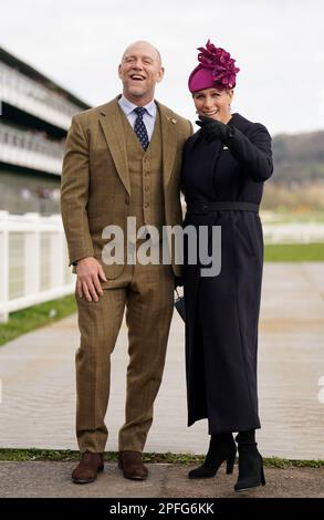 Mike Tindall und Zara Tindall vor dem vierten Tag des Cheltenham Festivals auf der Rennbahn Cheltenham. Foto: Freitag, 17. März 2023. Stockfoto