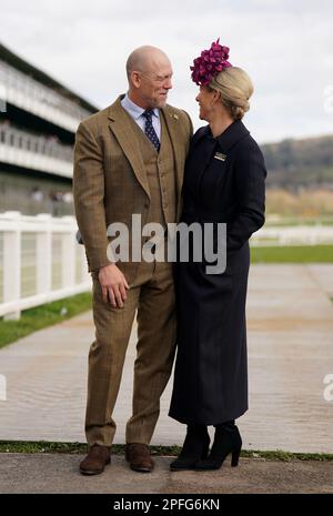 Mike Tindall und Zara Tindall vor dem vierten Tag des Cheltenham Festivals auf der Rennbahn Cheltenham. Foto: Freitag, 17. März 2023. Stockfoto
