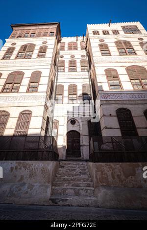 Außenansicht der kürzlich renovierten kunstvoll verzierten Fassade des Nasseef Coral Townhouse im historischen Viertel Al Balad, Jeddah, KSA, Saudi-Arabien Stockfoto