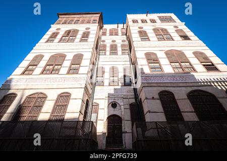 Außenansicht der kürzlich renovierten kunstvoll verzierten Fassade des Nasseef Coral Townhouse im historischen Viertel Al Balad, Jeddah, KSA, Saudi-Arabien Stockfoto