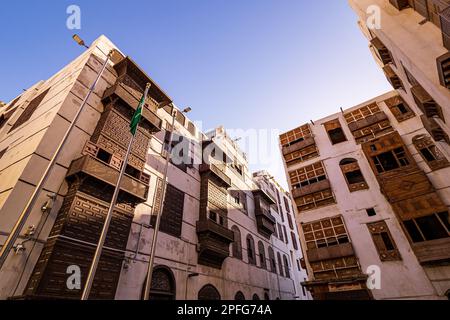 Außenansicht der kürzlich renovierten traditionellen Korallenhäuser im historischen Viertel Al Balad, Jeddah, KSA, Saudi-Arabien Stockfoto