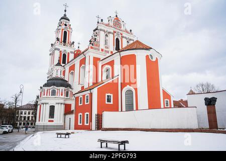 Katharinenkirche im Winter, eine römisch-katholische Kirche in der Altstadt von Vilnius. Vilnius, Litauen - 9. März 2023. Stockfoto