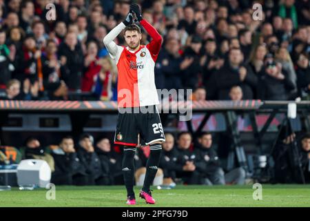 16-03-2023: Sport: Feyenoord gegen Shakhtar ROTTERDAM, NIEDERLANDE - MÄRZ 16: Santiago Gimenez (Feyenoord Rotterdam), Substitution während des Spiels Feye Stockfoto