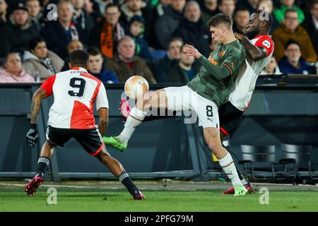 16-03-2023: Sport: Feyenoord/Shakhtar ROTTERDAM, NIEDERLANDE - MÄRZ 16: Georgiy Sudakov (FC Shakhtar Donetsk) und Lutsharel Geertruida (Feyenoord Stockfoto