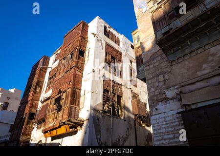 Blick auf heruntergekommene Wohnhäuser in einer typischen Seitenstraße im historischen Viertel Al Balad, Jeddah, KSA, Saudi-Arabien Stockfoto
