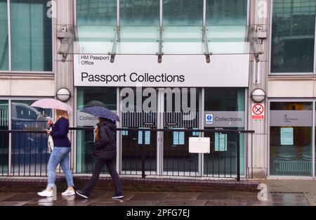 London, England, Großbritannien. 17. März 2023. Die Leute gehen am Passbüro in London vorbei. Die Mitarbeiter des Passamts werden ab Anfang April für fünf Wochen über dem Gehalt streiken. (Kreditbild: © Vuk Valcic/ZUMA Press Wire) NUR REDAKTIONELLE VERWENDUNG! Nicht für den kommerziellen GEBRAUCH! Stockfoto