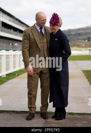 Mike Tindall und Zara Tindall vor dem vierten Tag des Cheltenham Festivals auf der Rennbahn Cheltenham. Foto: Freitag, 17. März 2023. Stockfoto