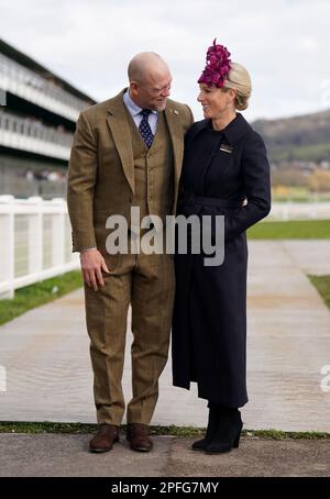 Mike Tindall und Zara Tindall vor dem vierten Tag des Cheltenham Festivals auf der Rennbahn Cheltenham. Foto: Freitag, 17. März 2023. Stockfoto