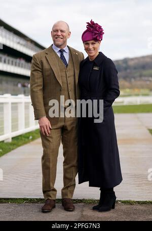 Mike Tindall und Zara Tindall vor dem vierten Tag des Cheltenham Festivals auf der Rennbahn Cheltenham. Foto: Freitag, 17. März 2023. Stockfoto