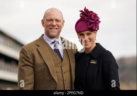 Mike Tindall und Zara Tindall vor dem vierten Tag des Cheltenham Festivals auf der Rennbahn Cheltenham. Foto: Freitag, 17. März 2023. Stockfoto