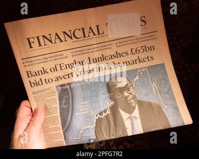Großbritannien - 21. Okt. 2022: Eine Hand mit einem Exemplar der Financial Times, einer berühmten britischen Zeitung für politische und wirtschaftliche Nachrichten seit 1888. Stockfoto