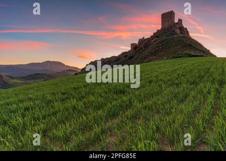 Panoramablick auf die Burg Cefalà Diana in der Abenddämmerung, Sizilien Stockfoto