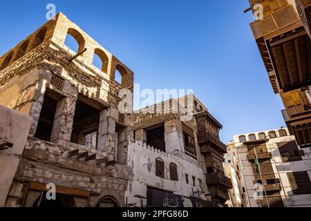 Außenansicht eines verfallenen traditionellen Wohnhauses neben einem kürzlich renovierten Gebäude, Al-Balad, Jeddah, KSA, Saudi-Arabien Stockfoto
