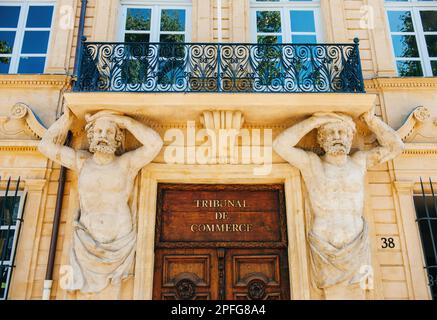 Atemberaubender Blick auf das Tribunal de Commerce in Aix-en-Provence, Frankreich. Bewundern Sie die detaillierte Architektur und die Darstellung der Handwerkskunst aus der Vergangenheit. Stockfoto