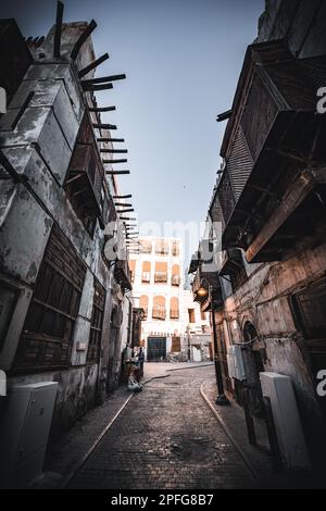 Blick auf heruntergekommene Korallenhäuser in einer engen Straße im historischen Viertel Al Balad in Jeddah, KSA, Saudi-Arabien Stockfoto