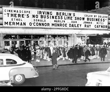 Premiere im Roxy Movie Theatre in New York am 16. 1954. Dezember von ETHEL MERMAN DONALD O'CONNOR MARILYN MONROE DAN DAILEY JOHNNIE RAY und MITZI GAYNOR in THERE's NO BUSINESS LIKE SHOWBUSINESS 1954 Director WALTER LANG Twentieth Century Fox Stockfoto