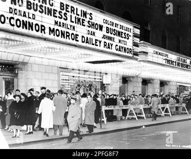 Premiere im Roxy Movie Theatre in New York am 16. 1954. Dezember von ETHEL MERMAN DONALD O'CONNOR MARILYN MONROE DAN DAILEY JOHNNIE RAY und MITZI GAYNOR in THERE's NO BUSINESS LIKE SHOWBUSINESS 1954 Director WALTER LANG Twentieth Century Fox Stockfoto