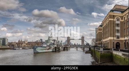 HMS Belfast lag an der Themse neben dem Queens Walk im Pool von London, Southwark. HMS Belfast ist ein leichter Cruiser der Stadtklasse Stockfoto