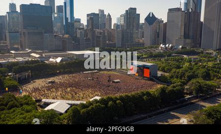 Das beliebte Lollapalooza Music Festival in der Innenstadt von Chicago aus der Vogelperspektive. Sommerzeit in der Stadt. Stockfoto