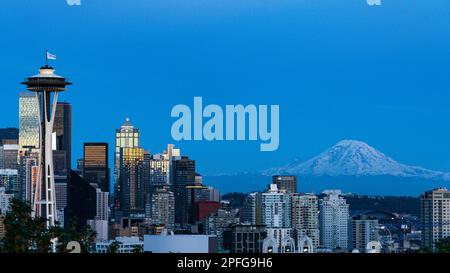 Wunderschöne Aussicht auf die Skyline von Seattle während der Blue Hour mit klarem Blick auf Mount Rainier im Hintergrund. Blick vom Kerry Park. Stockfoto